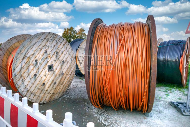 居民区光缆铺设 电缆桶与光纤电缆的现代化连接